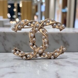 🔥Elegant Pearl & Gold Brooch🔥